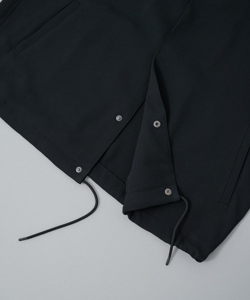 UNITED TOKYO（ユナイテッドトウキョウ）の「【接触冷感】COLD DRY PLEATS コーチブルゾン（シャツ/ブラウス・メンズ・ネイビー/ブラック/ダークグレー・1/2）」の5枚目の写真