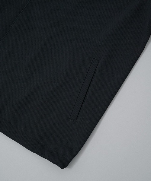 UNITED TOKYO（ユナイテッドトウキョウ）の「【接触冷感】COLD DRY PLEATS コーチブルゾン（シャツ/ブラウス・メンズ・ネイビー/ブラック/ダークグレー・1/2）」の4枚目の写真