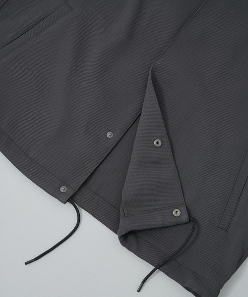 UNITED TOKYO（ユナイテッドトウキョウ）の「【接触冷感】COLD DRY PLEATS コーチブルゾン（シャツ/ブラウス・メンズ・ネイビー/ブラック/ダークグレー・1/2）」の19枚目の写真