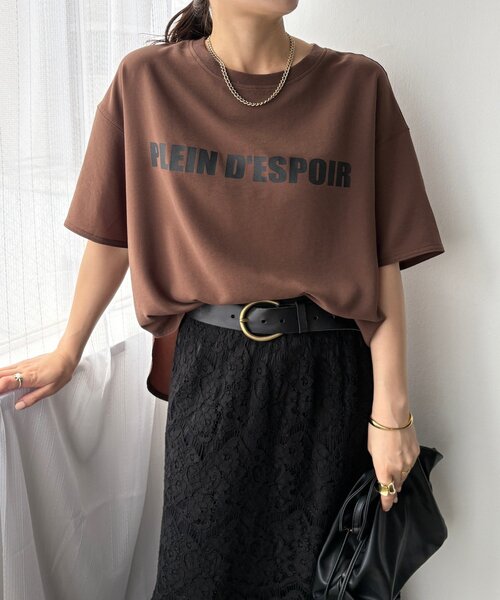 DouDou(ドゥドゥ)の「PLEIN D'ESPOIR ジョーゼット半袖ロゴTEE(シャツ/ブラウス・レディース・オフホワイト/チャコールグレー/ライトグレー/ブラウン・FREE)」の4枚目の写真