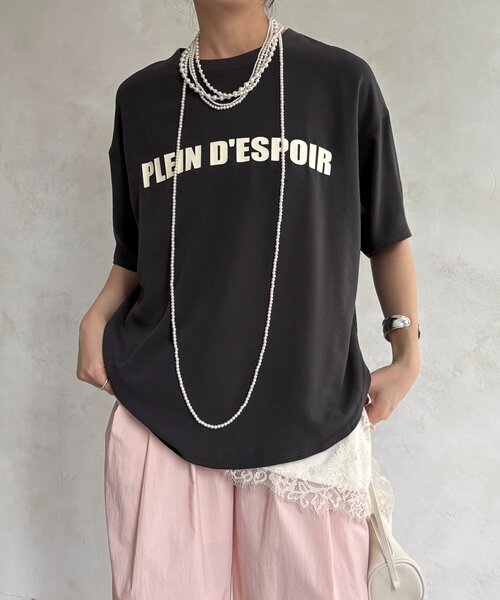 DouDou（ドゥドゥ）の「PLEIN D'ESPOIR ジョーゼット半袖ロゴTEE（シャツ/ブラウス・レディース・オフホワイト/チャコールグレー/ライトグレー・FREE）」の3枚目の写真