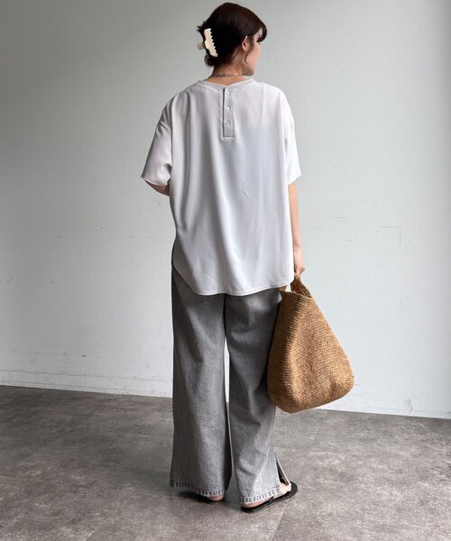 DouDou(ドゥドゥ)の「PLEIN D'ESPOIR ジョーゼット半袖ロゴTEE(シャツ/ブラウス・レディース・オフホワイト/チャコールグレー/ライトグレー/ブラウン・FREE)」の7枚目の写真