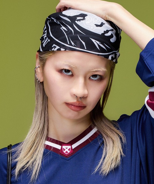 X-girl(エックスガール)の「SHEER FACE SCARF(バンダナ/スカーフ・レディース・ブラウン/ブラック・ONE SIZE)」の9枚目の写真