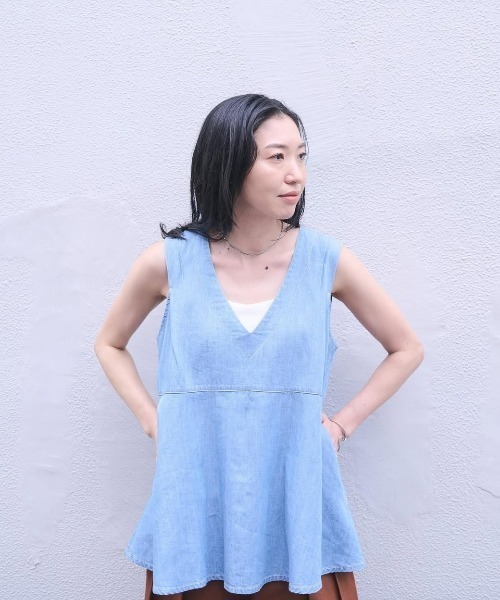 DOLLUPOOPS（ドールアップウップス）の「Back Pleats Denim Sleeveless Top(バックプリーツデニムノースリーブトップス)（ベスト・レディース・ブルー・38）」の2枚目の写真