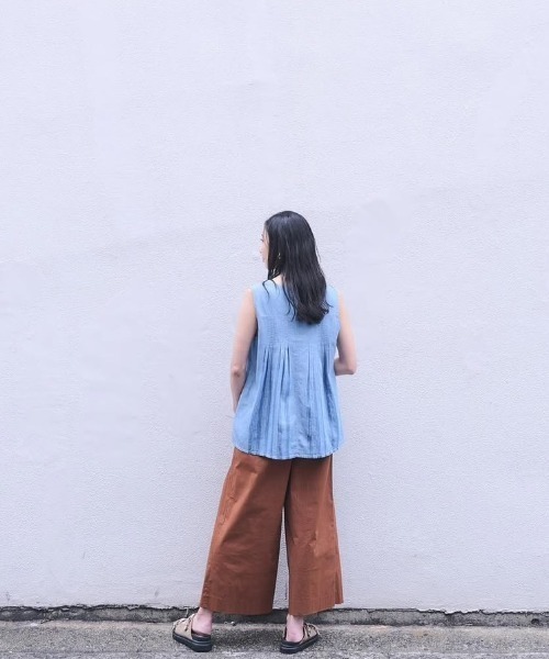 DOLLUPOOPS（ドールアップウップス）の「Back Pleats Denim Sleeveless Top(バックプリーツデニムノースリーブトップス)（ベスト・レディース・ブルー・38）」の3枚目の写真