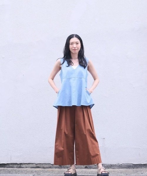 DOLLUPOOPS（ドールアップウップス）の「Back Pleats Denim Sleeveless Top(バックプリーツデニムノースリーブトップス)（ベスト・レディース・ブルー・38）」の4枚目の写真