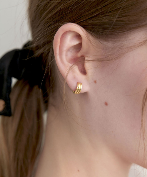 HALDEN（ハルデン）の「line hoop one touch earrings (E066_gold small)（ピアス（両耳用）・レディース・その他・FREE）」の2枚目の写真