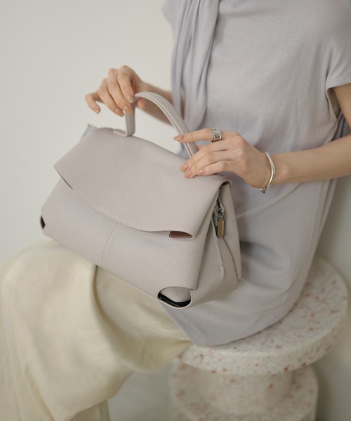 LAULEN(ローレン)の「curve flap 2way handbag / カーブフラップ 2wayハンドバッグ(ハンドバッグ・レディース・アイボリー/ブルー/ブラウン/モカ/グレー/ブラック・FREE)」の4枚目の写真