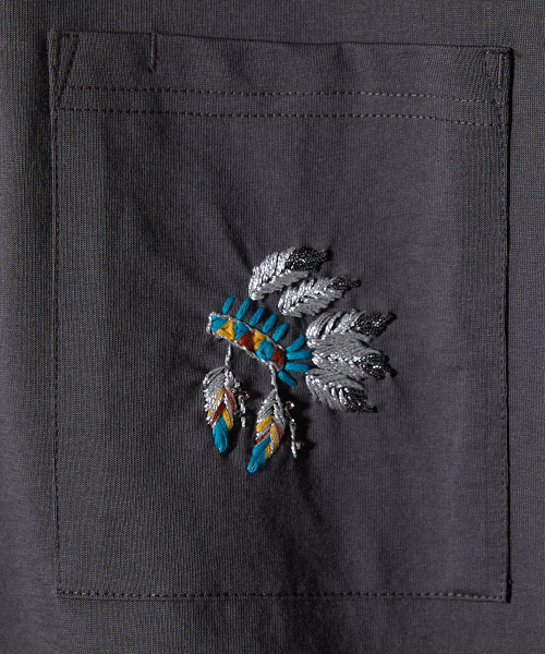 HORLISUN(ホーリーサン)の「Lawrence Short Embroidery T-shirt - Native American Charcoal(Tシャツ/カットソー・メンズ・その他・SMALL/MEDIUM/LARGE)」の3枚目の写真