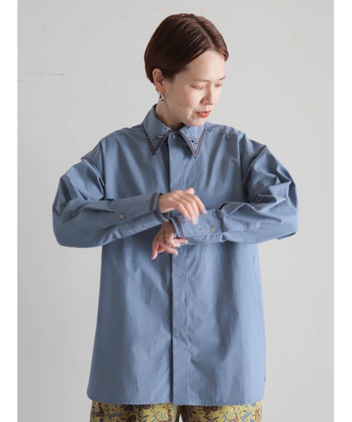 FIL DE FER(フィルデフェール)の「パーツ刺繍コットン ロングシャツ(シャツ/ブラウス・レディース・ブルーグレー/ブラウン・FREE)」の2枚目の写真