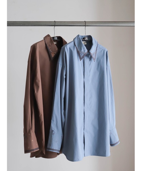 FIL DE FER(フィルデフェール)の「パーツ刺繍コットン ロングシャツ(シャツ/ブラウス・レディース・ブルーグレー/ブラウン・FREE)」の3枚目の写真