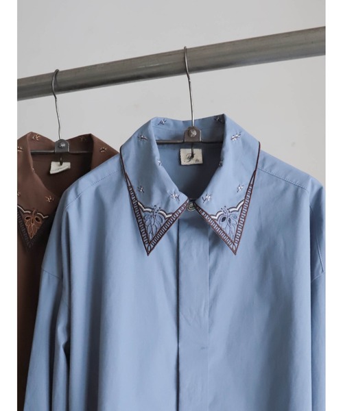 FIL DE FER(フィルデフェール)の「パーツ刺繍コットン ロングシャツ(シャツ/ブラウス・レディース・ブルーグレー/ブラウン・FREE)」の4枚目の写真