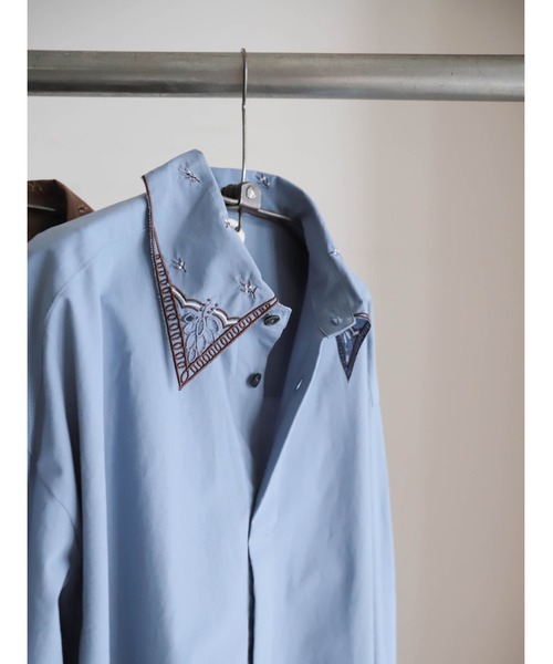 FIL DE FER(フィルデフェール)の「パーツ刺繍コットン ロングシャツ(シャツ/ブラウス・レディース・ブルーグレー/ブラウン・FREE)」の5枚目の写真