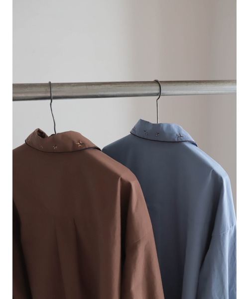 FIL DE FER(フィルデフェール)の「パーツ刺繍コットン ロングシャツ(シャツ/ブラウス・レディース・ブルーグレー/ブラウン・FREE)」の8枚目の写真