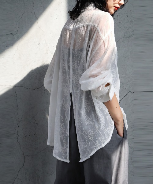 antiqua(アンティカ)の「バックスリット シアーシャツ(シャツ/ブラウス・レディース・ホワイト/ブラック・ONESIZE)」の4枚目の写真
