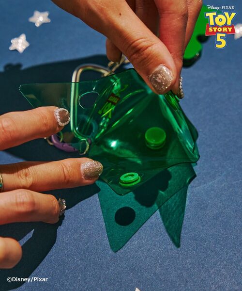 Disney(ディズニー)の「【TOY STORY 5】ポーチ付きシャカシャカチャーム(コインケース・レディース・グリーン/ブルー/ピンク/イエロー・FREE)」の18枚目の写真