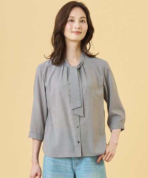 J.PRESS Ladies(J.プレス レディス)の「【シーンレスに活躍】ウォッシャブルキュプラツイル ボウタイ ブラウス(シャツ/ブラウス・レディース・ブルー系/パープル系1/ダークブラウン系1/ブラック系3・XS)」の3枚目の写真