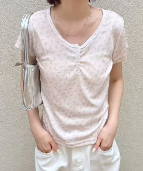 mebole（メボレ）の「flower henley neck T-shirt（Tシャツ/カットソー・レディース・ピンク・FREE）」の2枚目の写真