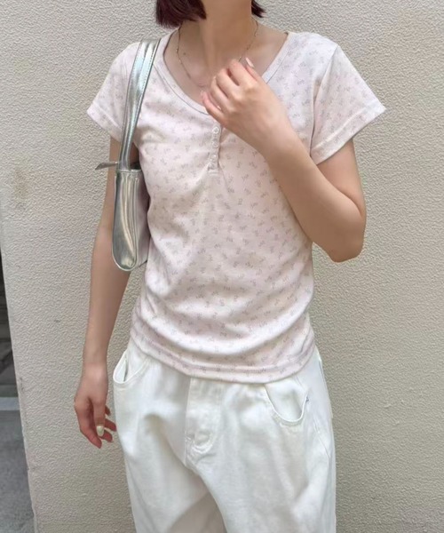 mebole（メボレ）の「flower henley neck T-shirt（Tシャツ/カットソー・レディース・ピンク・FREE）」の6枚目の写真