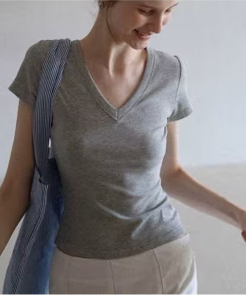AsheKsha（アシクシャ）の「Vネック半袖Tシャツ（Tシャツ/カットソー・レディース・グレー/ホワイト/ブラック・M）」の3枚目の写真