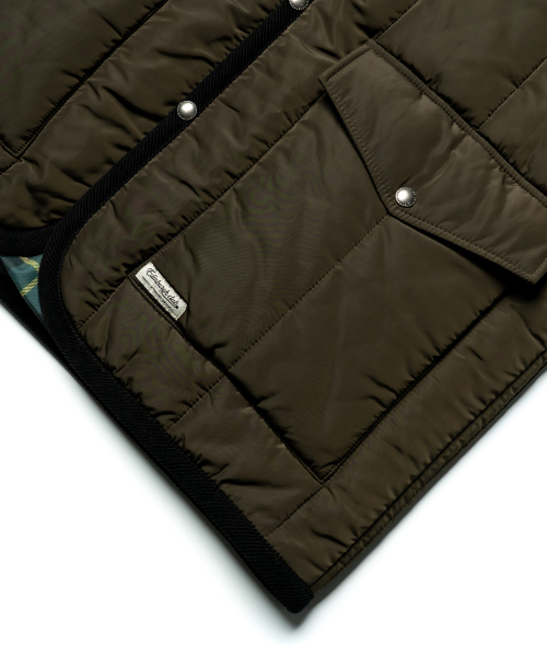 EDINBURGH CLUB（エディンバラクラブ）の「HOODED VERTICAL QUILTED MID JUMPER (D/KHAKI)（ダウンジャケット/コート・メンズ・カーキ・SMALL/MEDIUM/LARGE）」の4枚目の写真