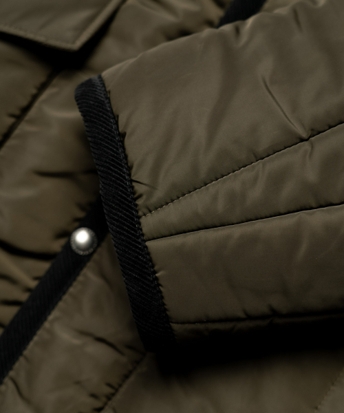 EDINBURGH CLUB（エディンバラクラブ）の「HOODED VERTICAL QUILTED MID JUMPER (D/KHAKI)（ダウンジャケット/コート・メンズ・カーキ・SMALL/MEDIUM/LARGE）」の6枚目の写真