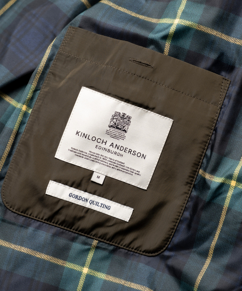 EDINBURGH CLUB（エディンバラクラブ）の「HOODED VERTICAL QUILTED MID JUMPER (D/KHAKI)（ダウンジャケット/コート・メンズ・カーキ・SMALL/MEDIUM/LARGE）」の7枚目の写真