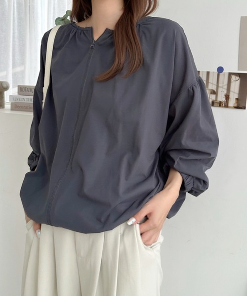 Eclat one（エクラワン）の「【UVカット/吸水速乾】涼感さらゼロUVぽわん袖ジップブルゾン（カーディガン/ボレロ・レディース・ブラック/チャコール/グレイッシュベージュ・FREE）」の17枚目の写真