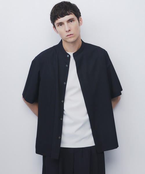 UNITED TOKYO(ユナイテッドトウキョウ)の「【新作】AIR WOOL ストライプバンドカラーシャツ |接触冷感/通気性//夏服/薄手/速乾/軽量/防臭(シャツ/ブラウス・メンズ・ダークネイビー/グレー・2/1)」の1枚目の写真