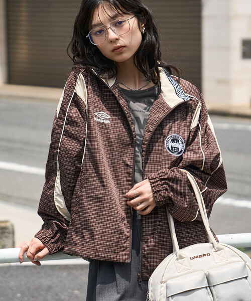 UMBRO（アンブロ）の「UMBRO × FREAK'S STORE/アンブロ 別注 Track Jacket/トラックジャケット（ナイロンジャケット・レディース・ナチュラル/ダークブラウン/ブラック/ブラウン・ﾌﾘ-）」の9枚目の写真