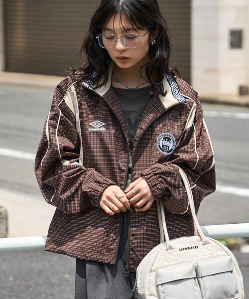 UMBRO（アンブロ）の「UMBRO × FREAK'S STORE/アンブロ 別注 Track Jacket/トラックジャケット（ナイロンジャケット・レディース・ナチュラル/ダークブラウン/ブラック/ブラウン・ﾌﾘ-）」の10枚目の写真