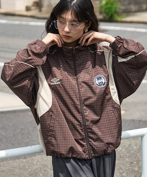 UMBRO（アンブロ）の「UMBRO × FREAK'S STORE/アンブロ 別注 Track Jacket/トラックジャケット（ナイロンジャケット・レディース・ナチュラル/ダークブラウン/ブラック/ブラウン・ﾌﾘ-）」の16枚目の写真