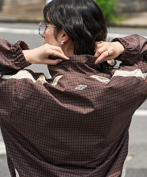 UMBRO（アンブロ）の「UMBRO × FREAK'S STORE/アンブロ 別注 Track Jacket/トラックジャケット（ナイロンジャケット・レディース・ナチュラル/ダークブラウン/ブラック/ブラウン・ﾌﾘ-）」の20枚目の写真