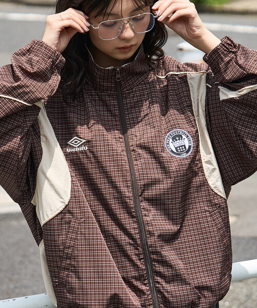 UMBRO（アンブロ）の「UMBRO × FREAK'S STORE/アンブロ 別注 Track Jacket/トラックジャケット（ナイロンジャケット・レディース・ナチュラル/ダークブラウン/ブラック/ブラウン・ﾌﾘ-）」の21枚目の写真