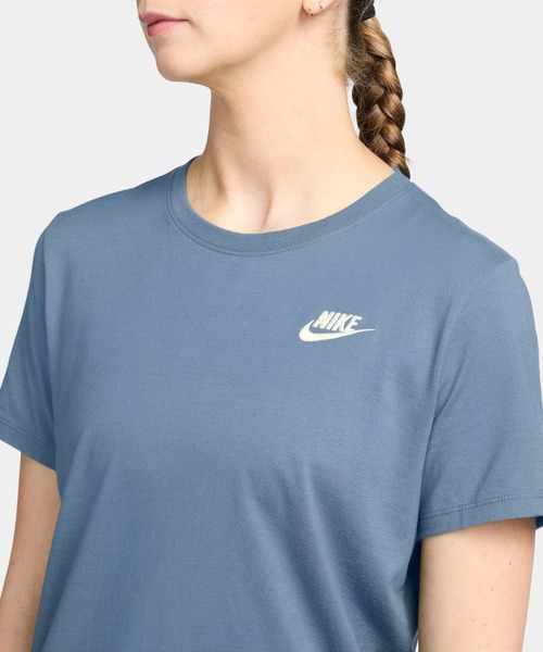 NIKE(ナイキ)の「NIKE ナイキ NSW クラブ S/S Tシャツ(Tシャツ/カットソー・レディース・サックスブルー・S/M/L/XL)」の3枚目の写真