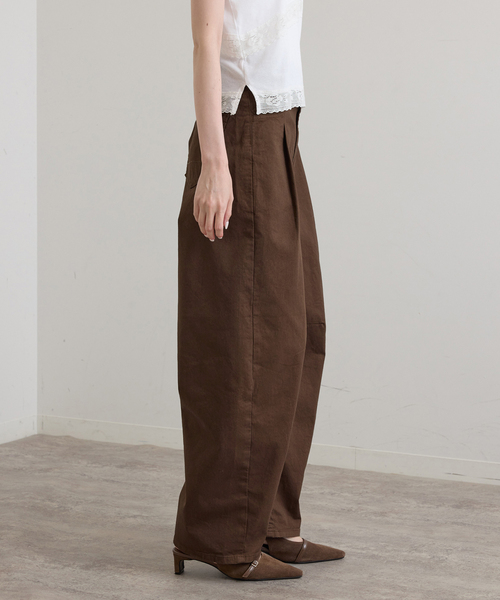 U by SPICK&SPAN(ユーバイスピックアンドスパン)の「SOMETHING / サムシング HANA TUCK CURVE TAPERED(チノパンツ・レディース・ブラウン・SMALL/MEDIUM)」の7枚目の写真