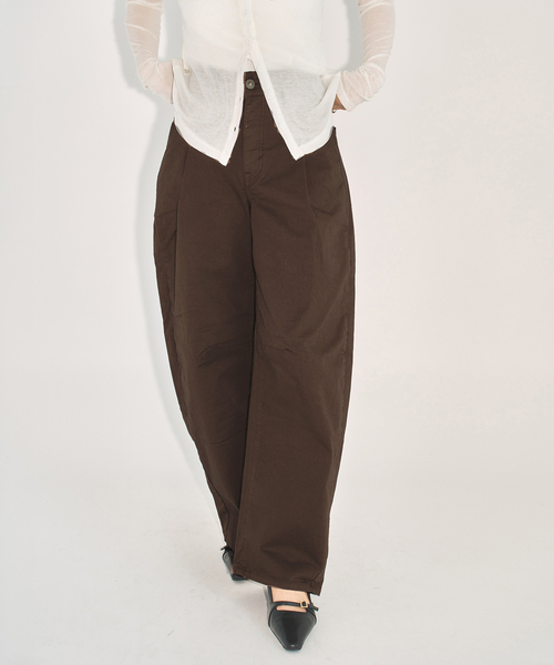 U by SPICK&SPAN(ユーバイスピックアンドスパン)の「SOMETHING / サムシング HANA TUCK CURVE TAPERED(チノパンツ・レディース・ブラウン・SMALL/MEDIUM)」の9枚目の写真