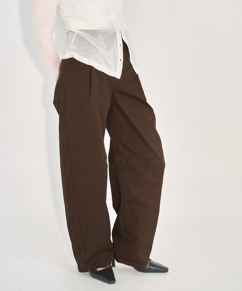 U by SPICK&SPAN(ユーバイスピックアンドスパン)の「SOMETHING / サムシング HANA TUCK CURVE TAPERED(チノパンツ・レディース・ブラウン・SMALL/MEDIUM)」の10枚目の写真
