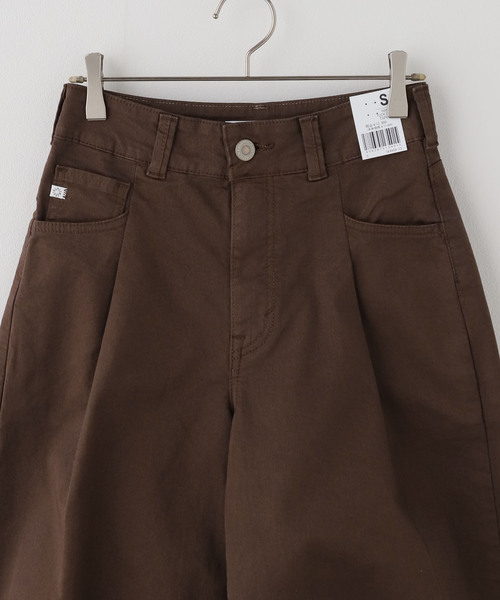 U by SPICK&SPAN(ユーバイスピックアンドスパン)の「SOMETHING / サムシング HANA TUCK CURVE TAPERED(チノパンツ・レディース・ブラウン・SMALL/MEDIUM)」の13枚目の写真