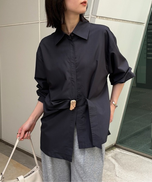 Thevon(ゼボン)の「ニュアンスバックルシャツ(シャツ/ブラウス・レディース・ベージュ/ブラウン/チャコールグレー・FREE)」の2枚目の写真