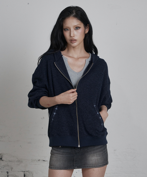 C HOODED KNIT ZIP‑UP — вязаная толстовка на молнии с капюшоном, тёмно‑синяя