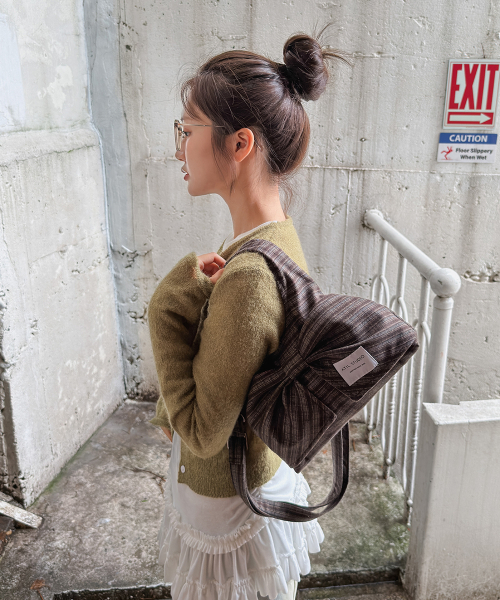 ATIL STUDIO（アチルスタジオ）の「ヴィンテージチェック DEWY ミニ リボン ショルダーバッグ & クロスバッグ トートバッグ _MUSINSA EDITION [ウォールナットブラウン]（メッセンジャーバッグ・レディース・その他・FREE）」の5枚目の写真