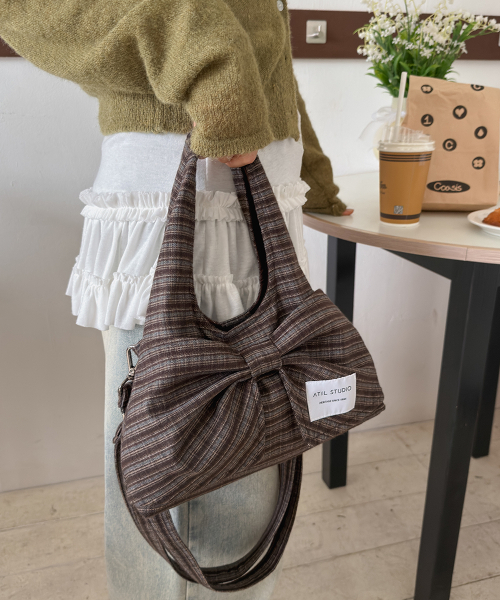ATIL STUDIO（アチルスタジオ）の「ヴィンテージチェック DEWY ミニ リボン ショルダーバッグ & クロスバッグ トートバッグ _MUSINSA EDITION [ウォールナットブラウン]（メッセンジャーバッグ・レディース・その他・FREE）」の6枚目の写真