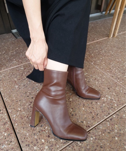 ACYM(アシーム)の「Betty スキニーショートブーツ(ブーツ・レディース・ブラック/ブラウン・MEDIUM/X-LARGE/LARGE/SMALL)」の5枚目の写真