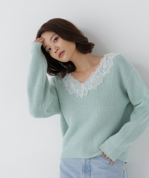 NATURAL BEAUTY BASIC(ナチュラルビューティーベーシック)の「レーストリムVネックニット(ニット/セーター・レディース・オフホワイト/チャコールグレー/グリーン系その他・FREE)」の3枚目の写真