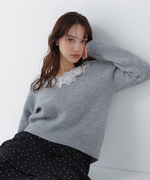 NATURAL BEAUTY BASIC(ナチュラルビューティーベーシック)の「レーストリムVネックニット(ニット/セーター・レディース・オフホワイト/チャコールグレー/グリーン系その他・FREE)」の1枚目の写真