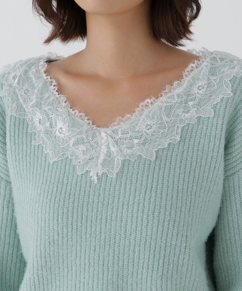 NATURAL BEAUTY BASIC(ナチュラルビューティーベーシック)の「レーストリムVネックニット(ニット/セーター・レディース・オフホワイト/チャコールグレー/グリーン系その他・FREE)」の4枚目の写真