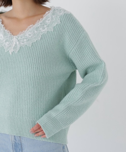 NATURAL BEAUTY BASIC(ナチュラルビューティーベーシック)の「レーストリムVネックニット(ニット/セーター・レディース・オフホワイト/チャコールグレー/グリーン系その他・FREE)」の5枚目の写真