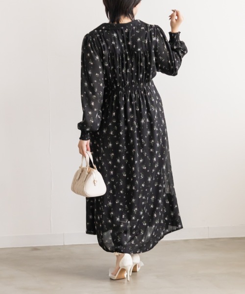 CLETTE(クレット)の「花柄オープンカラーウエストタックワンピース(ワンピース・レディース・イエロー/オフホワイト/ブラック・4L/3L/LL)」の13枚目の写真