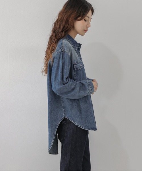 SUGAR BISKET(シュガービスケット)の「オーバーサイズヴィンテージデニムシャツ/羽織り/ロングシーズン(シャツ/ブラウス・レディース・ブルー/ライトブルー・フリー)」の11枚目の写真